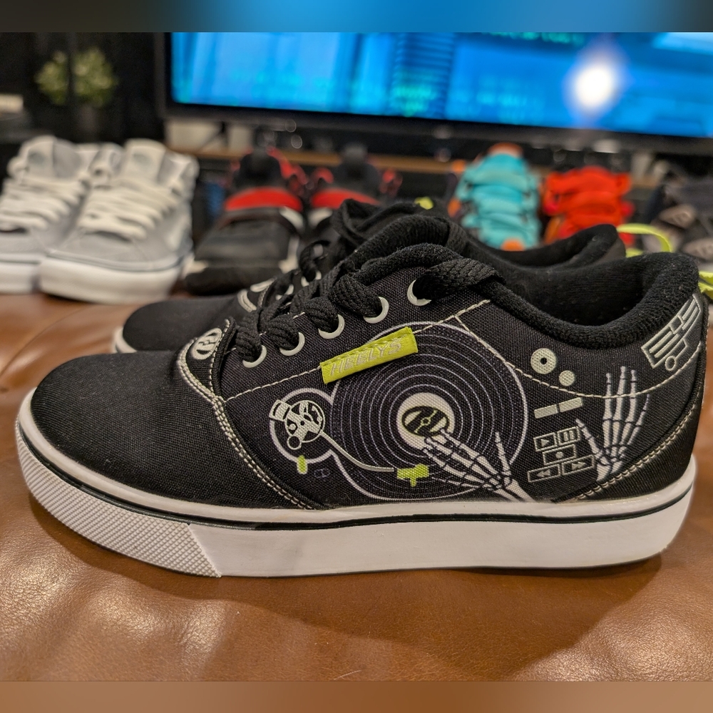 Stylish Black Heelys Kids Sneakers